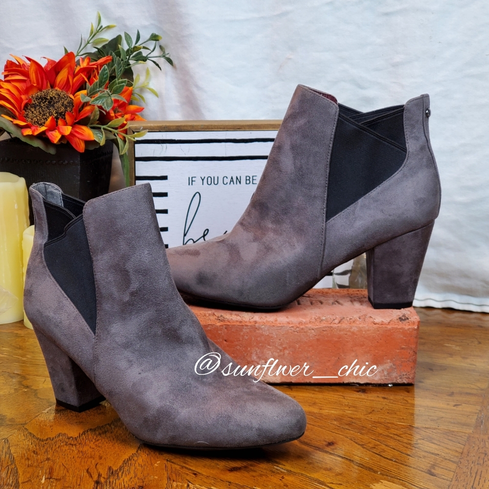 🆕️BCBCBGeneration Women’s Suede Dolan Booties - Picture 9 of 13
